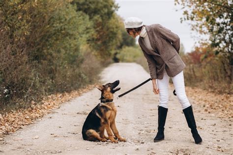 Personne se promenant avec son chien dans un parc