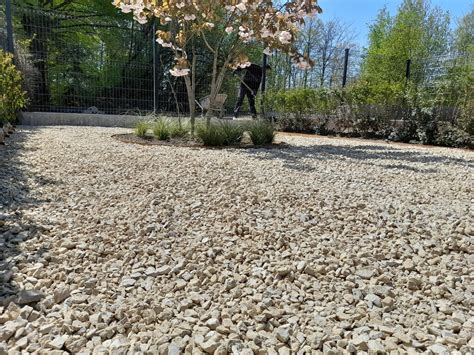 Allée en gravier stabilisé sur terrain en pente