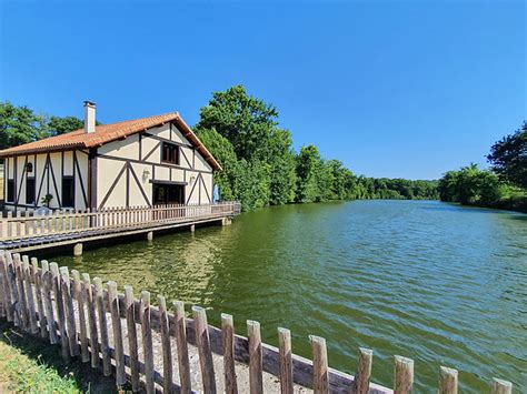Vue extérieure du gîte Au Clos du Figuier avec son jardin