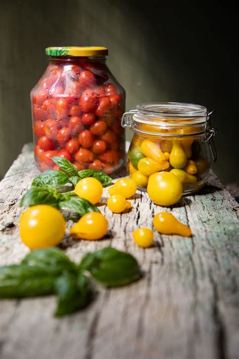 Planche de tomates jaunes coupées