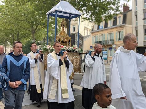 Procession religieuse dans un paysage rural