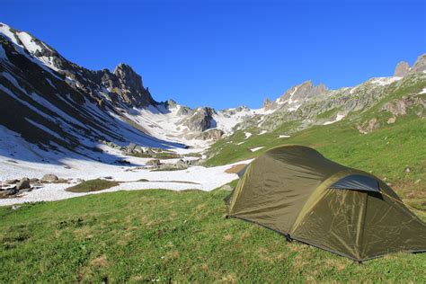 Tente de bivouac sur le plateau du Pic de Bure