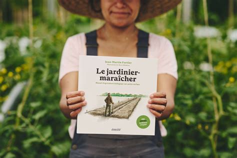 Dédé le Jardinier dédicaçant son livre