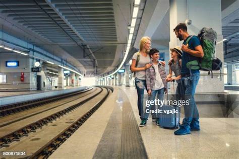 Famille voyageant en train au Portugal