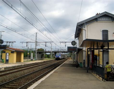 Vue de la gare de Feyzin, facilitant l'accès au quartier des Figuières