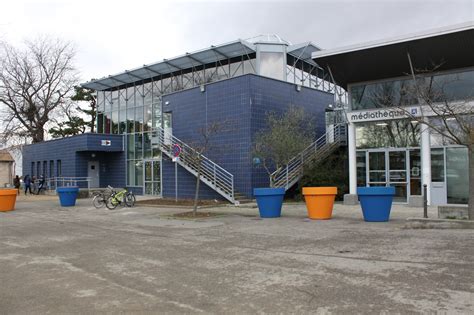 Façade de la médiathèque de Feyzin, un lieu de culture et de savoir