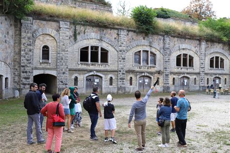 Famille profitant des espaces verts près du Fort de Feyzin