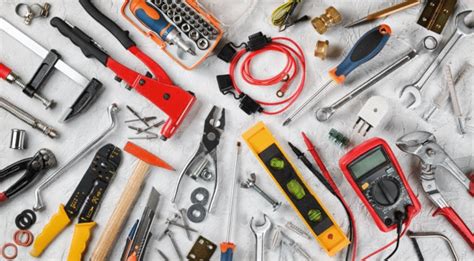 personne jardinant avec des outils variés