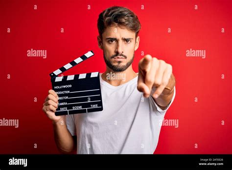 image d'un jeune réalisateur amateur avec une caméra