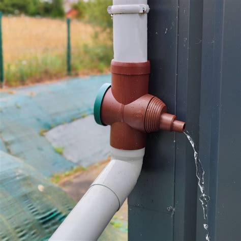 Récupérateur d'eau de pluie connecté à une gouttière
