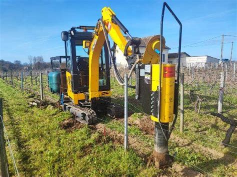 Machine de plantation de piquets dans un vignoble