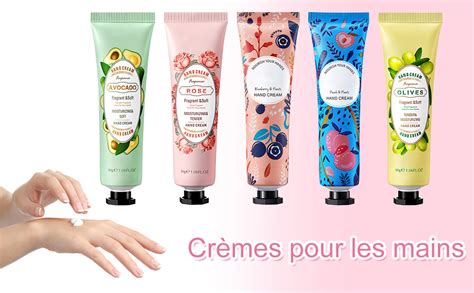 des mains appliquant une crème pour le visage