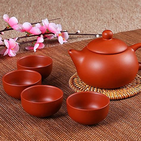 Illustration d'un service à thé traditionnel chinois avec un gaiwan, une théière et des tasses