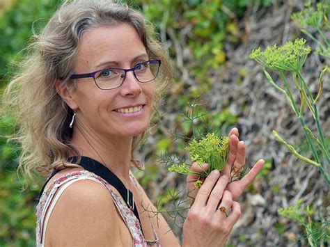 Nathalie Deshayes guidant un groupe pendant un atelier de cueillette