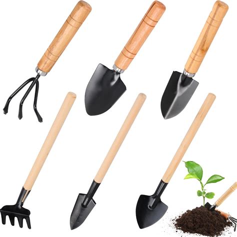 Divers outils de jardinage avec manches en bois