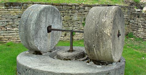 Moulin à meules de pierre