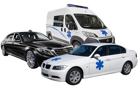 Photo d'une ambulance et d'un taxi conventionné stationnés