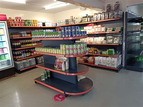 Photo d'une étagère de supermarché avec différents désherbants