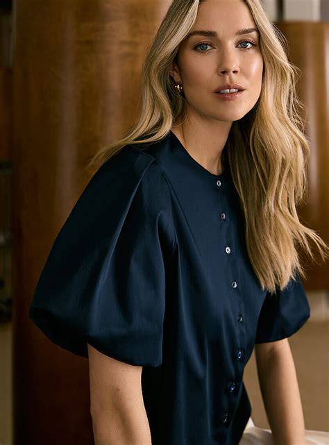 Illustration d'une blouse ample avec col rond et manches ballon