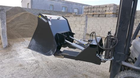 Godet balayeur monté sur chariot élévateur