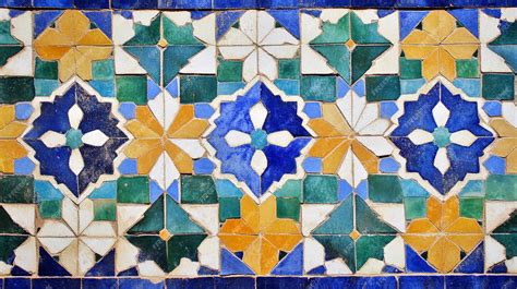 Détail d'un panneau de zellige complexe avec des motifs géométriques