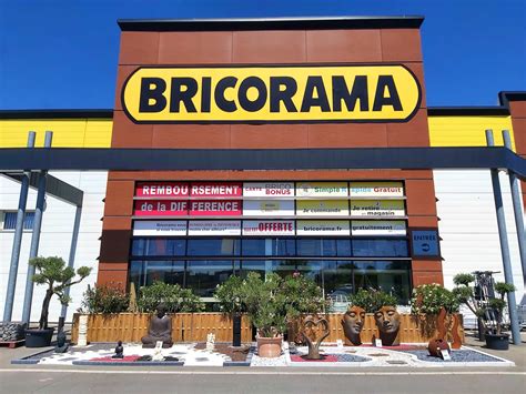 Photographie d'un comptoir de retrait Click & Collect accueillant dans un magasin Bricorama
