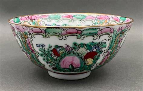 Bol en porcelaine de Chine avec motifs traditionnels