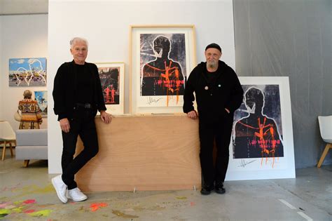 CharlÉlie Couture avec une toile de ses peintures