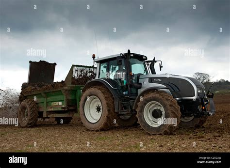 Image d'un champ en Moselle avec du fumier épandu et un tracteur