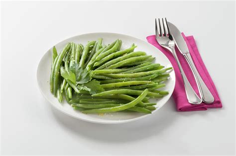 Assiette de haricots violets cuisinés