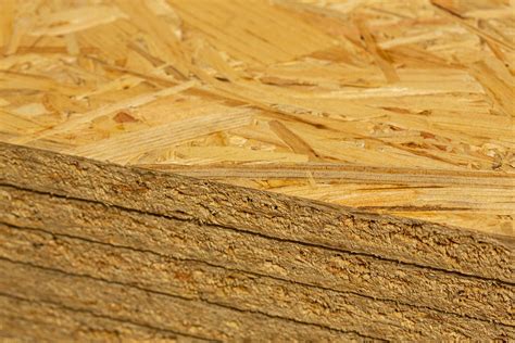 Comparaison visuelle entre un panneau OSB et un panneau de contreplaqué