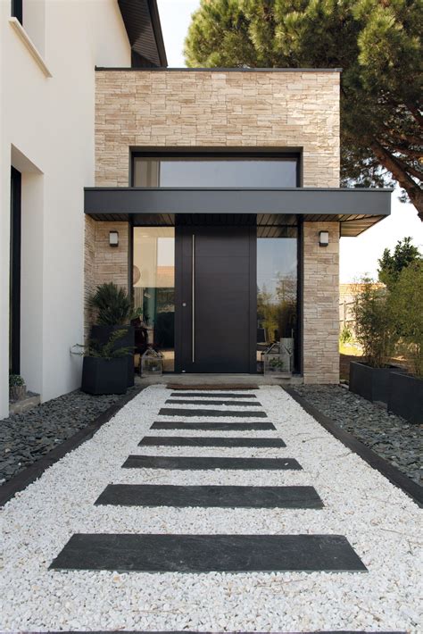 Entrée de maison moderne avec des pas japonais