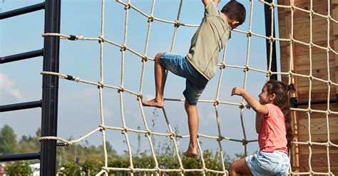 Enfants grimpant sur un filet d'escalade