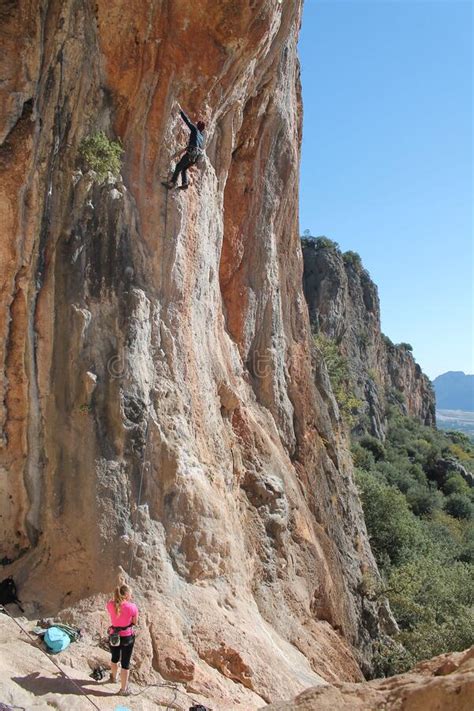 Grimpeur sur la falaise calcaire du Marocaz