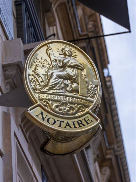 Symbole d'un notaire avec un sceau et un document juridique