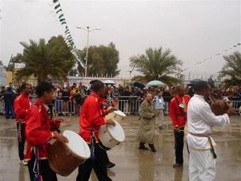 Scène de la fête de la datte à Taghit avec musiciens traditionnels