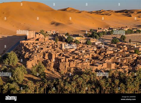 Vue aérienne de l'oasis de Taghit avec ses palmeraies et son ksar