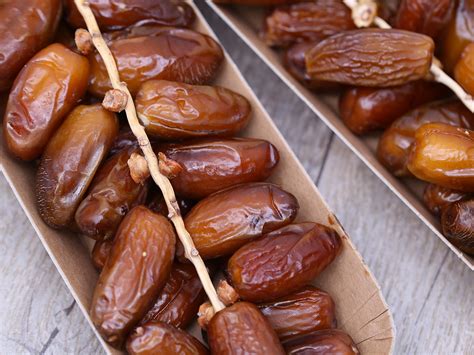 Dattes Deglet Nour fraîchement cueillies