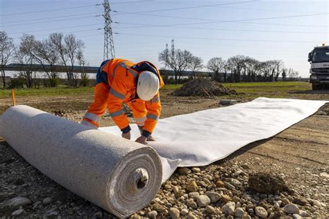 Paysagiste préparant un terrain avec géotextile
