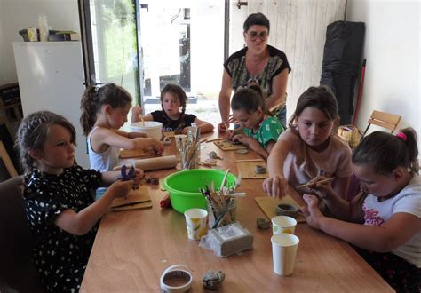 Groupe d'élèves en atelier de poterie