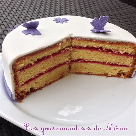 Gâteau décoré avec un arbre en pâte à sucre