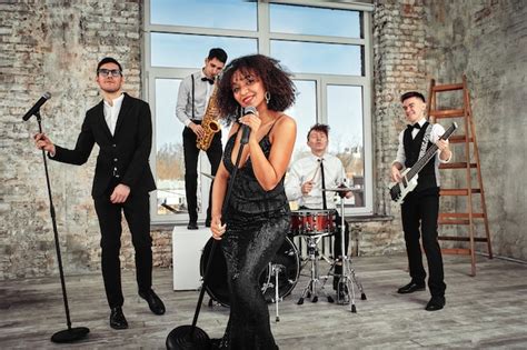 Groupe de musique répétant au casque dans un salon