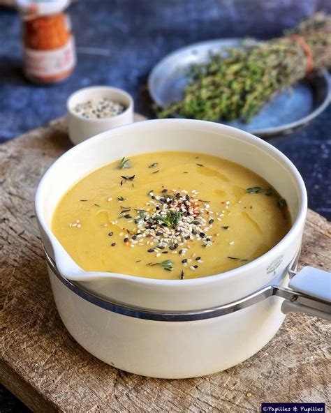Velouté de butternut fumant dans un bol