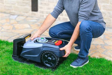 Image d'une tondeuse robot en action