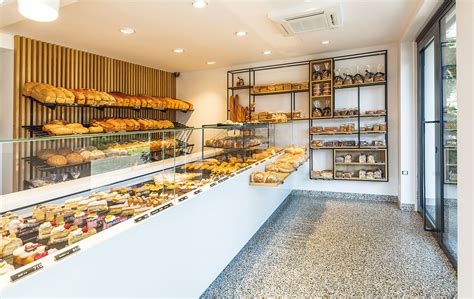 Intérieur d'une boulangerie Feuillette avec des étagères en bois et des produits frais