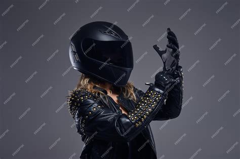 Motarde portant des gants de moto ajustés