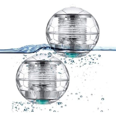 Boule réfléchissante flottant dans un bassin