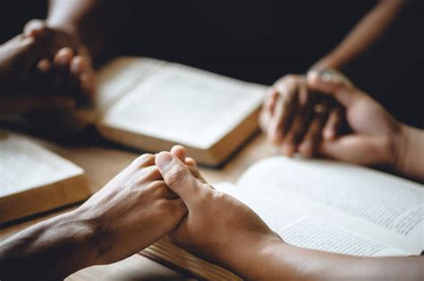Personne en prière tenant une Bible