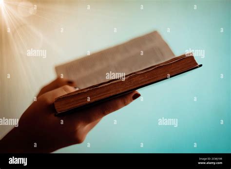 Mains tenant une Bible avec des cicatrices symboliques