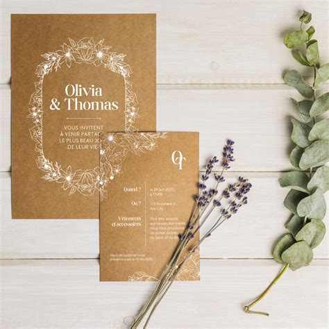 Illustration d'un faire-part de mariage avec des motifs d'hibiscus stylisés
